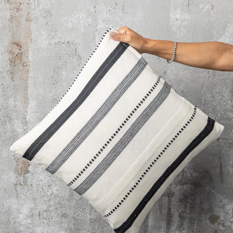 כרית ניקול – שחור לבן