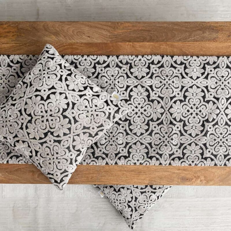 כרית וראנר לוטוס – שחור